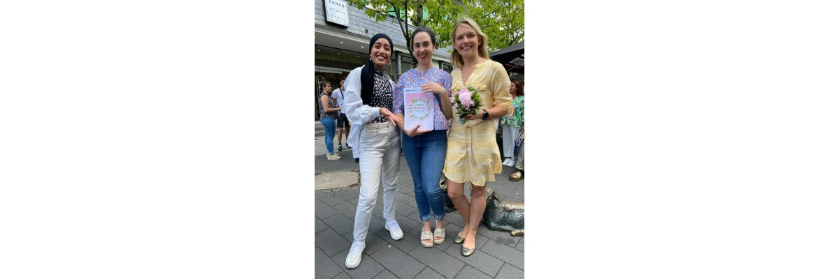 2. Platz beim Mettmanner Schaufensterwettbewerb - Exzellente Spitzenschuhberatung für Profitänzer, sowie Amatuere. Letzte Woche durften wir zwei Profitänzerinnen bei uns in Mettmann begrüßen.